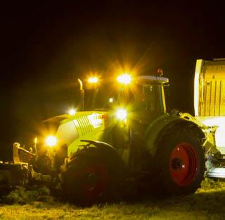 Traktor bei Nacht